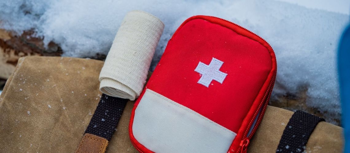 Trousse de secours pour des vacances au ski réussies