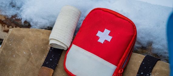 Trousse de secours pour des vacances au ski réussies